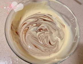 云石纹最重要的一步：用刮刀翻两下，烧烤用的竹签拿出来大范围交叉拌2-3次，再用竹签转个圈，不要超过3次。