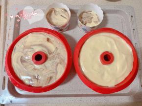 倒入模具里，轻震两三下。