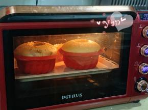 放入预热好的烤箱，上下火155度，烤40分钟。出炉倒扣晾3-5分钟脱模。