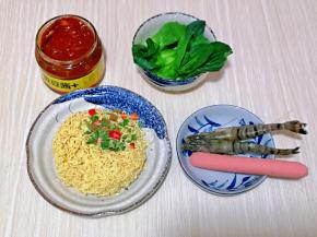 准备食材，方便面里的葱干料包倒在方便面上。