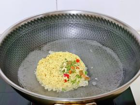 煮方便面，锅中水烧开后放入面饼。