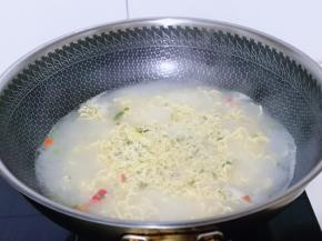 大火煮，一边用筷子搅拌，煮软中间没有硬心捞出淋干水分备用。