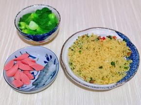 火腿肠去皮切菱形块，黑虎虾去皮，去头，去虾线，菜心洗干净，放小碗中，倒入开水烫一下。