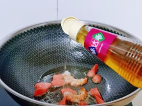 加入料酒去腥，无需太多，一点即可。