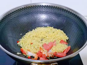 再加入煮好的泡面，小火翻炒。