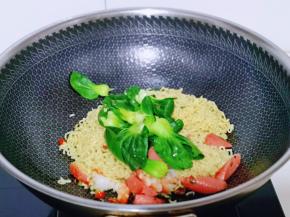 加入烫过的菜心。