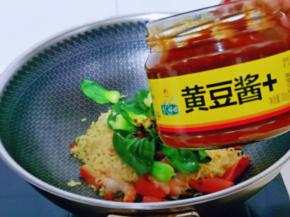 再加入黄豆酱。