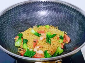 淋上1小勺生抽，快速翻炒均匀即可出锅。