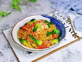 盛出装盘，泡面这样做，好吃又营养。