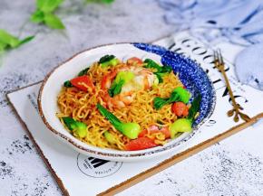 泡面别在泡着吃啦，没有营养易上火。