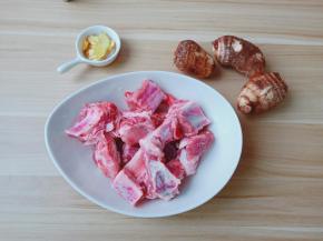 新鲜的毛芋跟排骨一起炖汤。