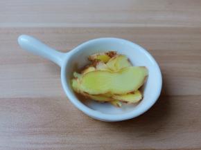 生姜切成薄片。