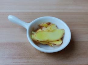 生姜切成薄片。