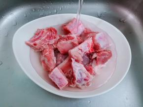 排骨用清水泡起血丝。
