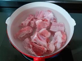 把排骨放入锅里，加入适量的清水没过排骨。