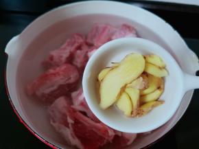 再加入生姜片与料酒。