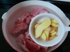 再加入生姜片与料酒。