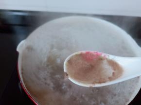 焯水时撇去上面的沫子。