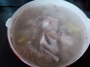 继续焯水一分钟。