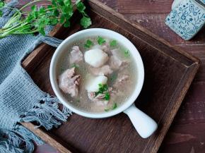 毛头炖排骨是一道家常菜肴，虽然做法简单，但是营养丰富！