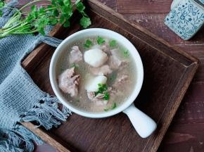 毛头炖排骨是一道家常菜肴，虽然做法简单，但是营养丰富！