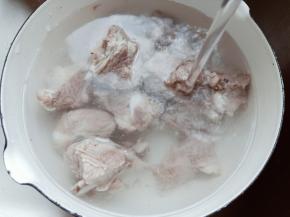 焯水过后的排骨用清水冲洗一下。