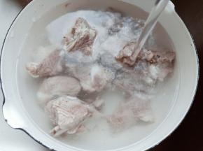 焯水过后的排骨用清水冲洗一下。