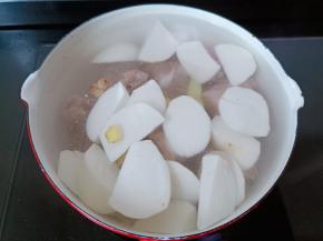 把排骨，山药，生姜都放入锅里，再加入清水开大火炖煮。