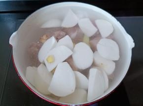 把排骨，山药，生姜都放入锅里，再加入清水开大火炖煮。