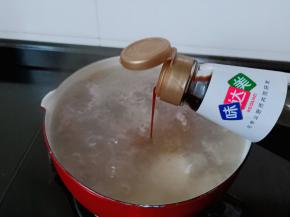 加盐，鸡精与生抽调味。