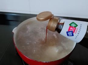 加盐，鸡精与生抽调味。