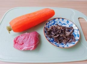 黑木耳买小个的，肉质厚一点的味道好。