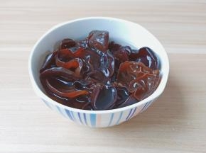黑木耳加温水泡发。
