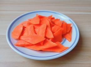 胡萝卜削皮切成菱形片。