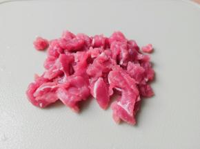 猪肉切片再切成细丝。