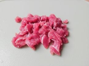 猪肉切片再切成细丝。