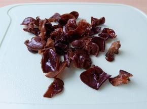 泡发好的黑木耳加面粉清洗一下，再撕成小块。