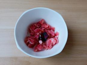 猪肉丝加一点盐。