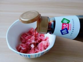 加一点生抽用筷子搅拌均匀腌制五分钟。