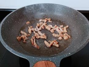 锅里放油加入肉丝翻炒。