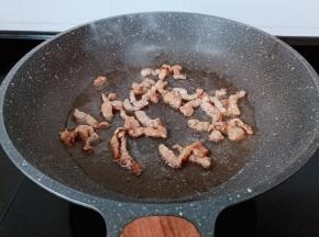 锅里放油加入肉丝翻炒。