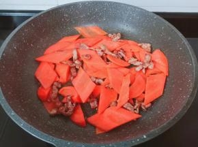 翻炒的肉丝变色加入胡萝卜。