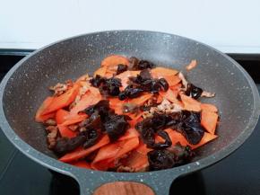 胡萝卜煸炒的微微有点软加入木耳。