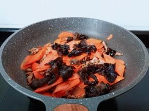 胡萝卜煸炒的微微有点软加入木耳。