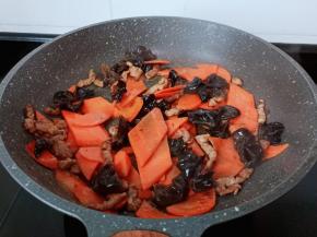 大火将调味料翻炒均匀。