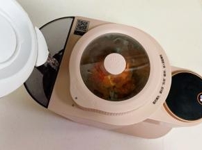 往豆浆机水箱中倒入适量纯净水。