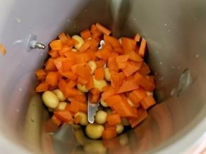继续加入胡萝卜和枸杞。