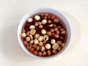 把红豆、黑米、花生、莲子和燕麦米提前一晚用清水浸泡。