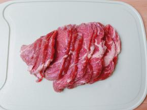 横着将牛肉切片。