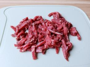 再把牛肉切成细丝。
